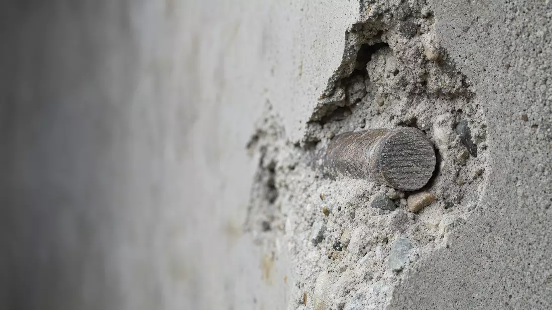 Extreme Makro-Detailaufnahme Beton-Textur mit Bewehrungsstab-Querschnitt