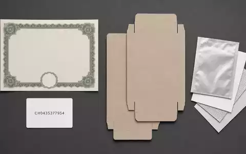SIG Group AG CH0435377954 arrangiert Aktienzertifikat, ISIN-Karte und Verpackungsmaterial übersichtlich als minimalistisches Flatlay-Stillleben - Foto: THN