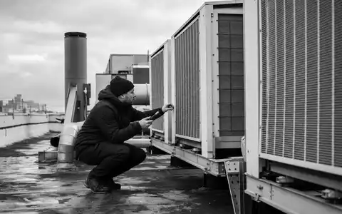 Belimo Holding AG (ISIN CH1101098163): Schwarzweiß-Reportage über Techniker bei Wartung von HLK-Anlagen - Foto: THN