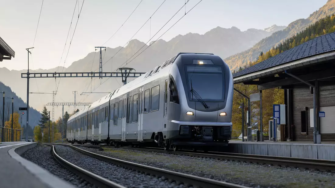 Moderner Regionalzug an Alpenbahnhof, Symbolbild Schienenfahrzeugbau Schweiz