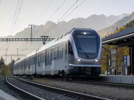 Stadler Rail AG (CH0002178181) zeigt einen modernen Zug an Bergbahnhof im Schweizer Schienenfahrzeugbau eindrucksvoll dargestellt - Foto: THN
