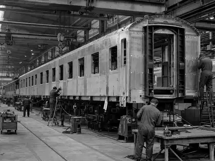 Stadler Rail AG (CH0002178181) prÀsentiert eine Schwarzweiss-Reportage aus der Werkhalle zur Produktion von Schienenfahrzeugen - Foto: THN