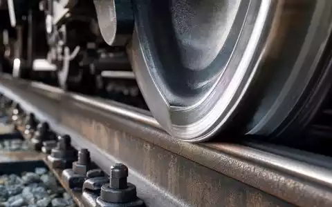 Stadler Rail AG (CH0002178181) zeigt eine Makroaufnahme eines Stahlrads zur Materialqualität im Schienenfahrzeugbau detailliert - Foto: THN