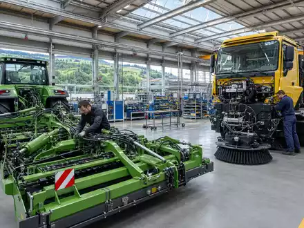 Fotorealistische Fabrikhalle zeigt Bucher Industries AG (CH0002432174) bei Landmaschinen- und Kommunalfahrzeug-Montage in der Schweiz - Foto: THN