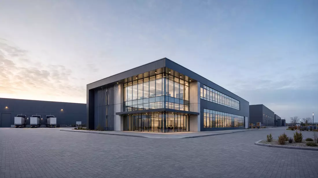 Architekturvisualisierung eines modernen Industrie-Hauptsitzes mit Glasfassade