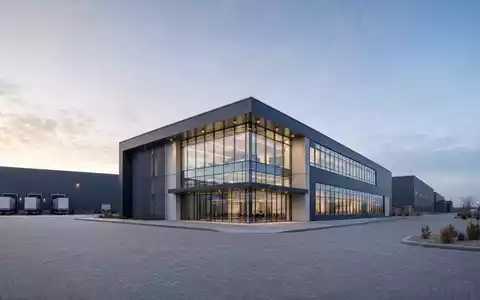Architektur-Render visualisiert modernen Hauptsitz von Bucher Industries AG (CH0002432174) mit Glasfassade und Produktionshallen - Foto: THN