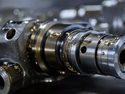 Makroaufnahme zeigt präzises Hydraulikbauteil und verweist auf Hydrauliksysteme von Bucher Industries AG (CH0002432174) - Foto: THN