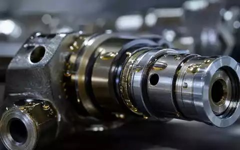 Makroaufnahme zeigt präzises Hydraulikbauteil und verweist auf Hydrauliksysteme von Bucher Industries AG (CH0002432174) - Foto: THN