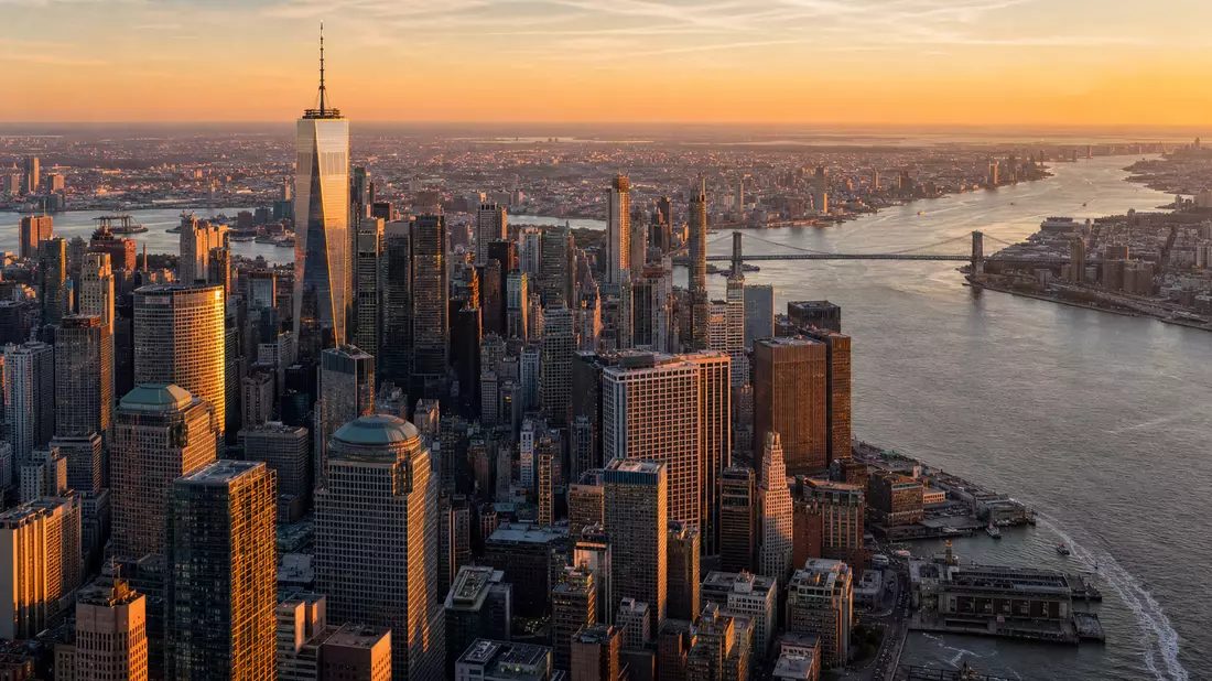 Luftaufnahme Manhattan Finanzdistrikt bei Sonnenuntergang, Vermögensverwaltung New York