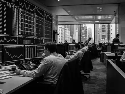 BlackRock Inc. dokumentarischer Handelssaal in New York mit Vermögensverwaltern an Monitoren, ISIN US09247X1019 - Foto: THN