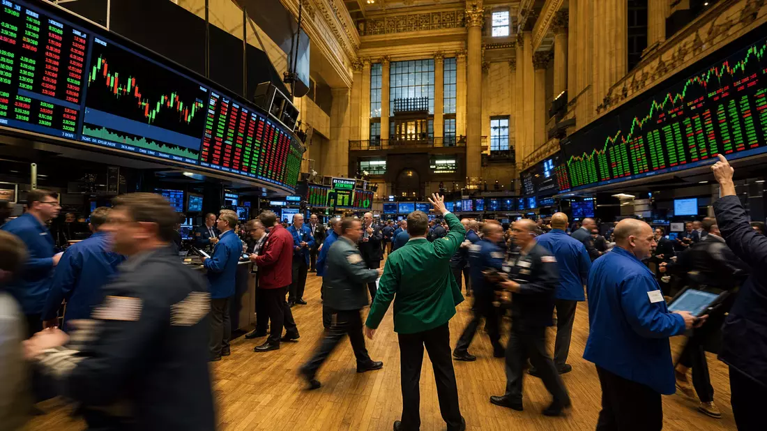 NYSE Handelssaal Börsenparkettszene mit Händlern und elektronischen Kurstafeln