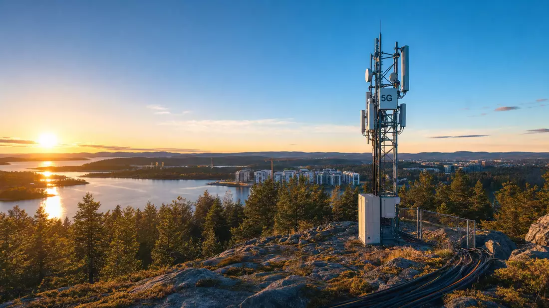 5G-Sendemast in nordischer Landschaft bei Sonnenuntergang, Telia Company AB, SE0000667925
