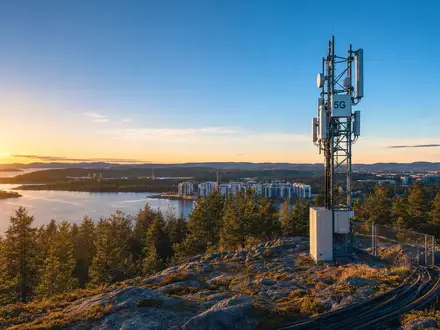 Fotorealistisches Bild eines 5G-Sendemasts in nordischer Landschaft, Telia Company AB, ISIN SE0000667925, Skandinavien - Foto: THN