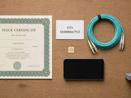 Flatlay mit Aktienzertifikat, ISIN-Karte und Glasfaserkabel, Telia Company AB, ISIN SE0000667925, Telekommunikations-Utensilien - Foto: THN