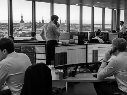 Schwarzweiß-Reportage vom Handelssaal illustriert Investment-Banking-Geschäft von Skandinaviska Enskilda Banken, ISIN SE0000148884, an Nasdaq Stockholm - Foto: THN