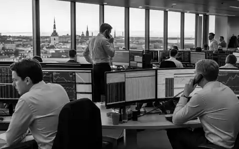 Schwarzweiß-Reportage vom Handelssaal illustriert Investment-Banking-Geschäft von Skandinaviska Enskilda Banken, ISIN SE0000148884, an Nasdaq Stockholm - Foto: THN