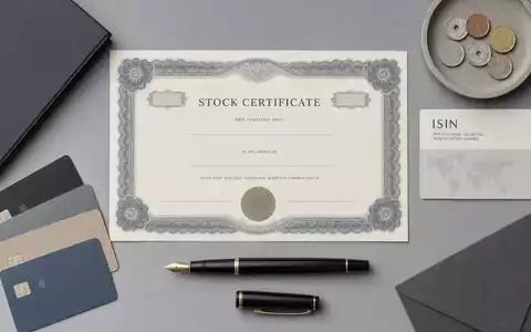 Flatlay mit Aktienzertifikat und ISIN-Karte symbolisiert die Aktie von Skandinaviska Enskilda Banken, ISIN SE0000148884 - Foto: THN
