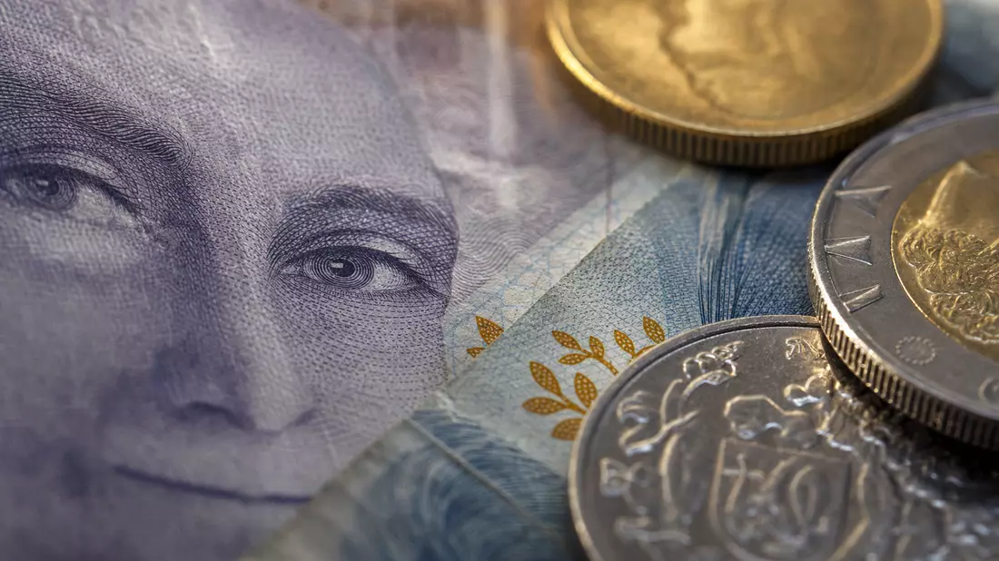 Makroaufnahme schwedischer Banknoten und Münzen mit feiner Papier- und Metalltextur