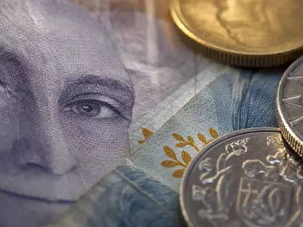 Swedbank AB (SE0000242455) steht sinnbildlich für diese Makroaufnahme schwedischer Banknoten und Münzen im Detail - Foto: THN