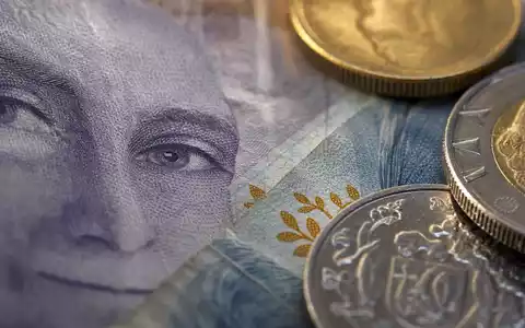 Swedbank AB (SE0000242455) steht sinnbildlich für diese Makroaufnahme schwedischer Banknoten und Münzen im Detail - Foto: THN