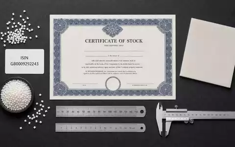 Victrex plc (ISIN GB0009292243) symbolisiert dieses Flatlay mit Aktienzertifikat, ISIN-Karte und Polymergranulat-Proben - Foto: THN