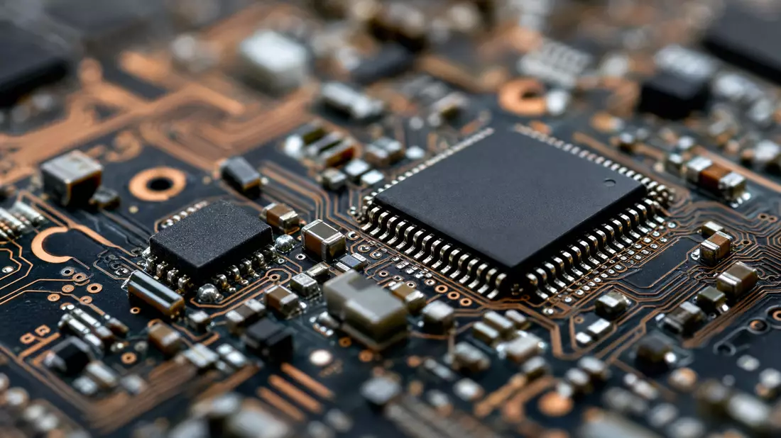Makroaufnahme einer Computerplatine mit Mikrochips, Kupferbahnen und Lötpunkten