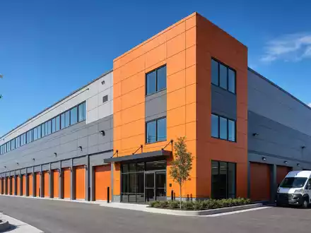 Fotorealistisches Motiv eines modernen Selfstorage-Gebäudes veranschaulicht Safestore Holdings plc, ISIN GB00B1N7Z094, führenden britischen Self-Storage-Betreiber - Foto: THN