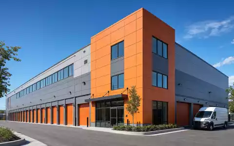 Fotorealistisches Motiv eines modernen Selfstorage-GebĂ€udes veranschaulicht Safestore Holdings plc, ISIN GB00B1N7Z094, fĂŒhrenden britischen Self-Storage-Betreiber - Foto: THN