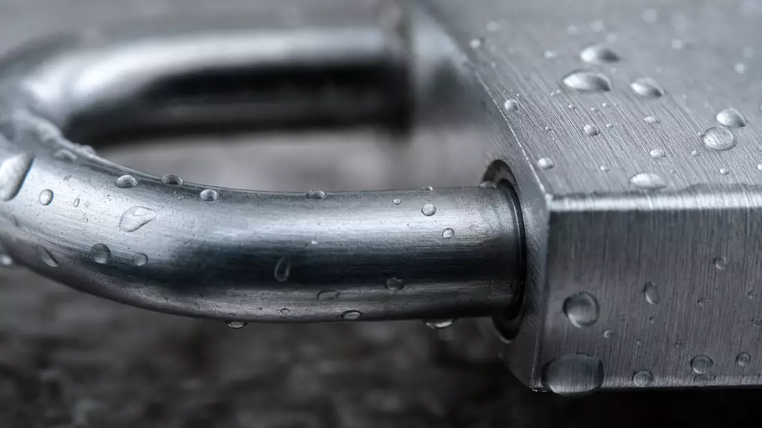 Makrofoto eines metallischen Vorhängeschlosses mit sichtbarer Textur