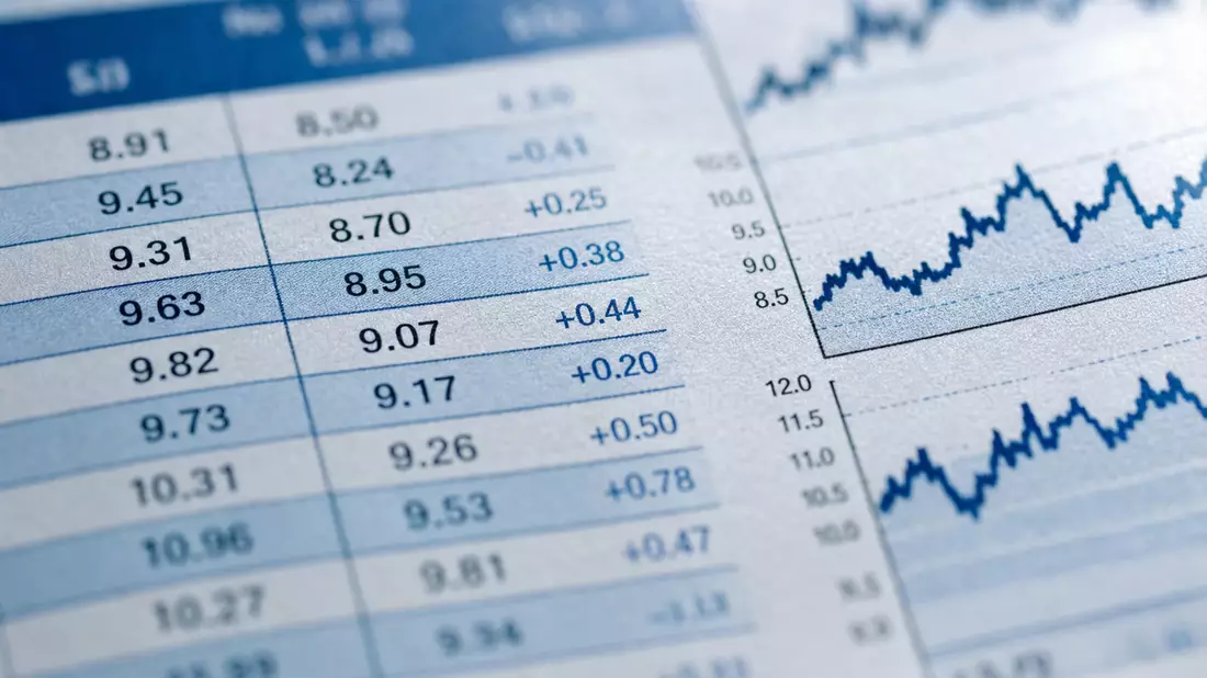 Makroaufnahme von Finanzdokumenten mit Zahlen und Diagrammen in Nahaufnahme