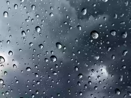 Hannover Rück SE (DE0008402215) versichert Wetterrisiken, symbolisiert durch diese Makroaufnahme von Regentropfen vor Sturmwolken - Foto: THN