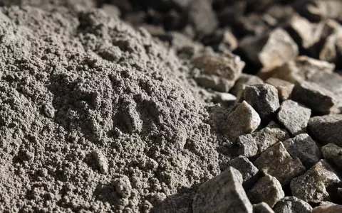 Makroaufnahme von Zementpulver und Gesteinskörnung veranschaulicht Heidelberg Materials AG DE0006047004 und die Materialstruktur - Foto: THN