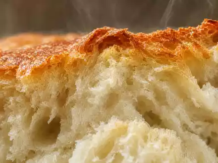 Greggs plc, ISIN GB00B0H2K534, zeigt in einer Makroaufnahme die feine Textur frisch gebackener Brotkrume - Foto: THN