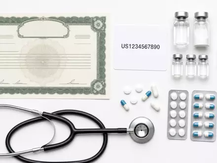 Hikma Pharmaceuticals PLC GB00B128J450 arrangiert Flatlay mit Aktienzertifikat, ISIN-Karte und pharmazeutischen Utensilien harmonisch - Foto: THN