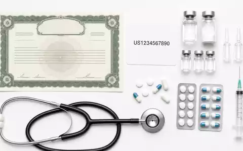 Hikma Pharmaceuticals PLC GB00B128J450 arrangiert Flatlay mit Aktienzertifikat, ISIN-Karte und pharmazeutischen Utensilien harmonisch - Foto: THN