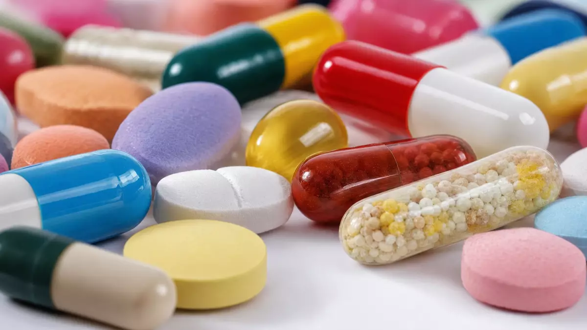 Makroaufnahme von Tabletten und Kapseln mit scharfen Oberflächendetails