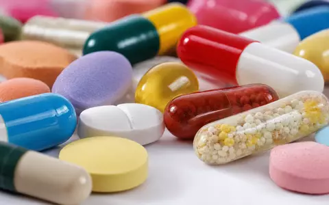 Hikma Pharmaceuticals PLC GB00B128J450 fokussiert Makroaufnahme von Tabletten und Kapseln mit feinen OberflÀchendetails - Foto: THN
