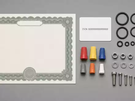 Diploma PLC GB0001820412 stellt Flatlay dar mit Aktienzertifikat, ISIN-Karte, Dichtungsringen und industriellen Verbindungsteilen - Foto: THN