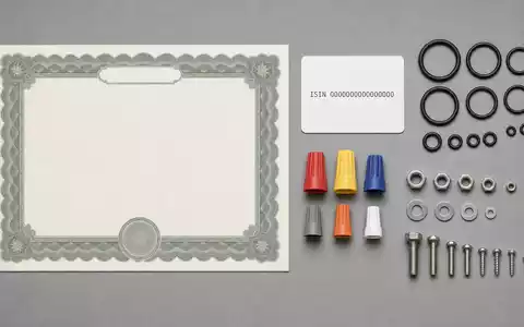 Diploma PLC GB0001820412 stellt Flatlay dar mit Aktienzertifikat, ISIN-Karte, Dichtungsringen und industriellen Verbindungsteilen - Foto: THN