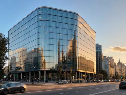 Fotorealistisches Bankgebäude bei Sonnenuntergang symbolisiert Bankinter S.A. (ISIN ES0113679137), moderner Bankensitz in Madrid - Foto: THN