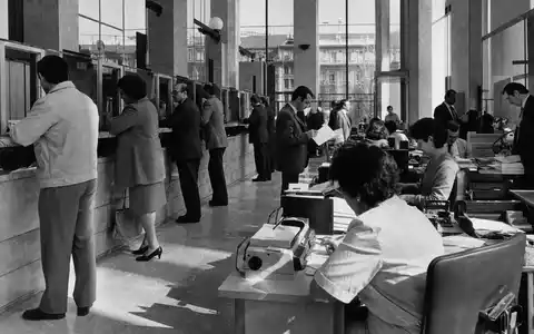 Schwarzweiß-Reportagefoto einer Bankfiliale illustriert das Geschäft von Bankinter S.A. (ISIN ES0113679137), dokumentarischer Stil, Madrid - Foto: THN