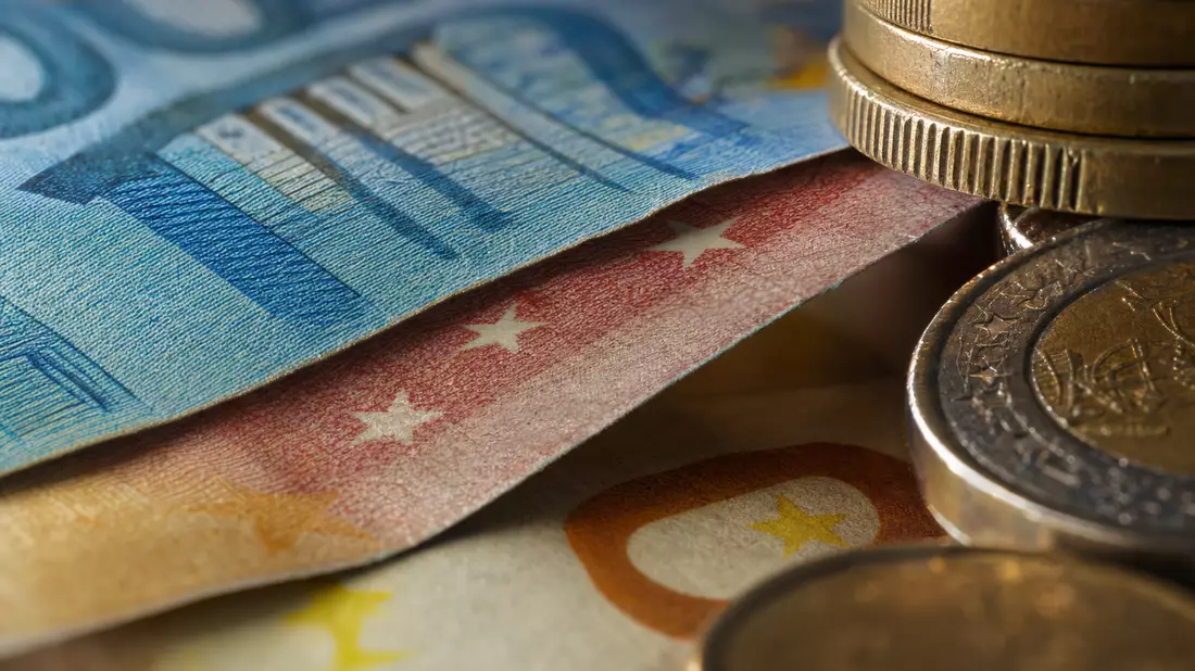 Makrofotografie von Euro-Banknoten und Münzen mit feiner Textur, sinnbildlich für das Bankgeschäft von Bankinter S.A