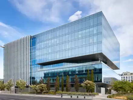 Fotorealistisches Bürogebäude in Madrid symbolisiert Mapfre S.A., ISIN ES0124244E34, im Versicherungssektor notiert - Foto: THN
