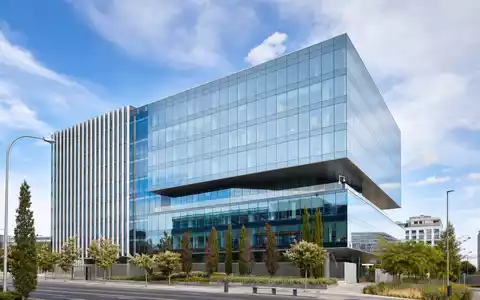 Fotorealistisches Bürogebäude in Madrid symbolisiert Mapfre S.A., ISIN ES0124244E34, im Versicherungssektor notiert - Foto: THN