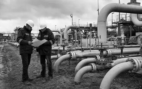 Enagás S.A. (ISIN ES0130960018) überwacht Gasnetze, gezeigt in dieser dokumentarischen Schwarzweiß-Aufnahme von Technikern - Foto: THN