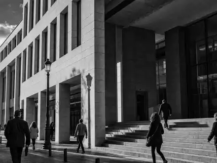 Schwarzweiß-Reportagefoto einer Bankzentrale steht für Banco Sabadell S.A., ISIN ES0113860A34, im spanischen Bankensektor - Foto: THN