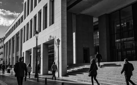 Schwarzweiß-Reportagefoto einer Bankzentrale steht für Banco Sabadell S.A., ISIN ES0113860A34, im spanischen Bankensektor - Foto: THN