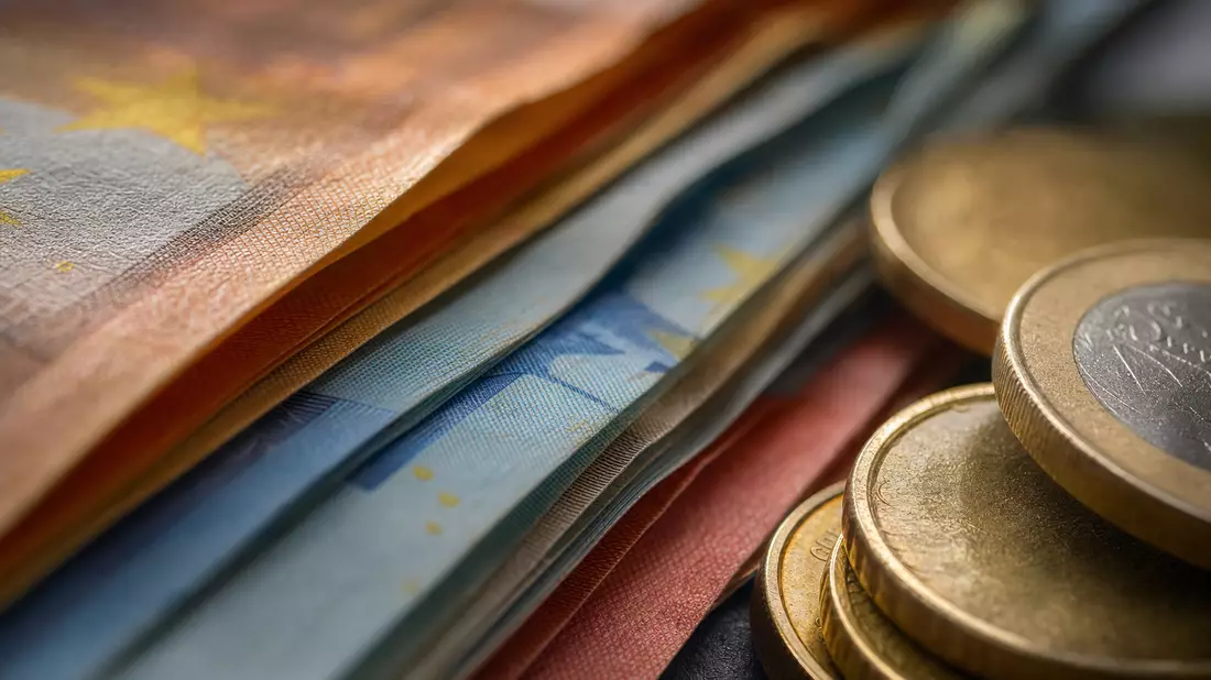 Extreme Nahaufnahme von Euro-Geldscheinen und glänzenden Münzen mit feiner Textur