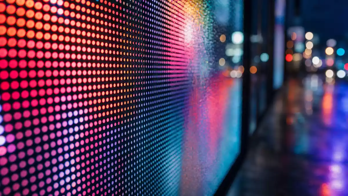 Makroaufnahme der leuchtenden LED-Pixelstruktur einer Werbefläche