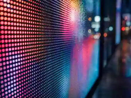 JCDecaux SE (ISIN FR0000077919) nutzt digitale LED-Werbeflächen, deren feine Pixelstruktur diese Makroaufnahme zeigt - Foto: THN